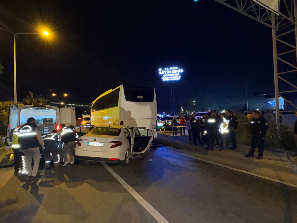 Söke’de tur otobüsüne çarpan otomobildeki 1 kişi öldü, 2 kişi yaralandı