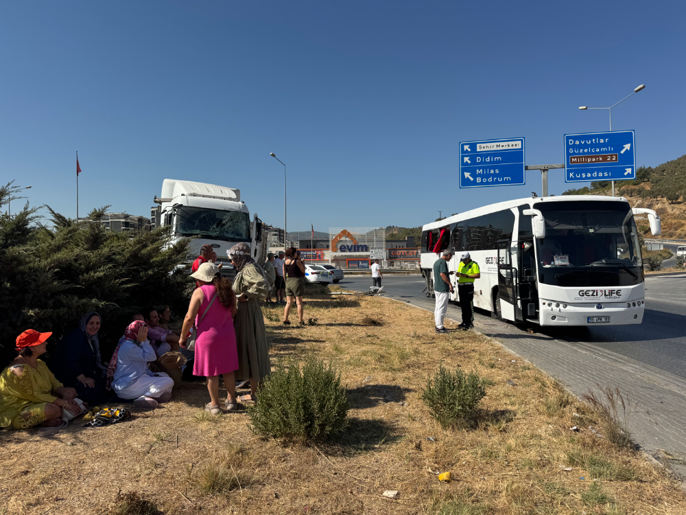 Söke’de Gezi otobüsüyle tır çarpıştı