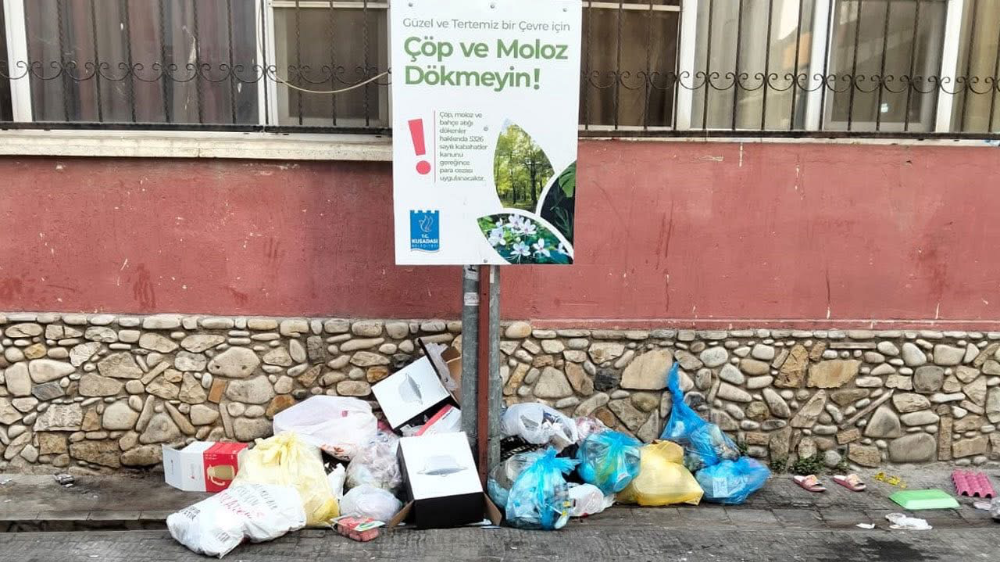 “Çöp Atmayın” Uyarısına Rağmen Çöp Yığınları Tepki Çekiyor